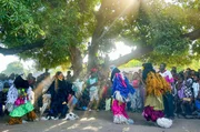 Die ersten Tänzer erscheinen zum rituellen Maskentanz Gule Wamkulu in einem Dorf am Malawisee. Die ersten Tänzer erscheinen zum rituellen Maskentanz Gule Wamkulu in einem Dorf am Malawisee.