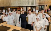 Gruppenfoto von K&uuml;chenchef Guillaume Galliot, K&uuml;chenchef Martin Klein (Hangar-7) und dem K&uuml;chenteam in der K&uuml;che des Restaurants Caprice im Four Seasons, Hongkong, 19. August 2026.