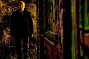 Der ehemalige Revolutionär Ragnwald (Per Ragnar) hat durch eine schwere Krankheit auch seine politische Einstellung verändert. Der ehemalige Revolutionär Ragnwald (Per Ragnar) hat durch eine schwere Krankheit auch seine politische Einstellung verändert.