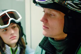 Johanna (Emily Kusche) und Finn (Enzo Brumm) im Aufzug auf dem Weg zu ihrem Ski-Depot