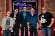 Moderator Kai Pflaume (M.) und seine Rateteam-Kapit&auml;ne Bernhard Ho&euml;cker (l.) und Elton (r.) begr&uuml;&szlig;en in dieser Sendung den Comedian Paul Panzer (2.v.l.) und den Komiker Johann K&ouml;nig (2.v.r.).