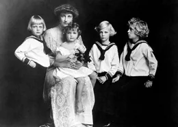 Elisabeth Marie mit ihren Kindern, Wien, ca. 1913.