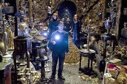 (v.li.): Rupert Grint (Ron Weasley), Daniel Radcliffe (Harry Potter), Warwick Davis (Griphook), Emma Watson (Hermine Granger).