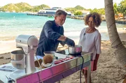K&uuml;chenchef Fr&eacute;d&eacute;ric Marcelli bereitet seine Variante der Kokos-Tarte in der paradiesischen Landschaft Guadeloupes zu.