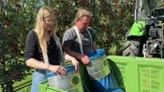 Obstbauer Wolfgang und Lena leeren ihre Pfl&uuml;ckk&ouml;rbe.