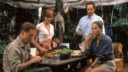 Terri Flores (Jennifer Lopez, r.), Dr. Steven Cale (Eric Stoltz, l.), Denise Kalber (Kari Wuhrer, M.) und Warren Westridge (Jonathan Hyde, 2.v.r.) m&ouml;chten als Filmteam eine Dokumentation &uuml;ber einen Indianerstamm im Amazonasgebiet drehen.