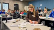 Lena versucht eine Matheaufgabe zu lösen. Lena versucht eine Matheaufgabe zu lösen.