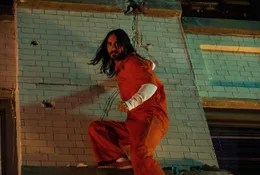 Dr. Michael Morbius (Jared Leto) ist aus der Untersuchungshaft geflohen, nachdem das FBI ihn festgenommen hat.