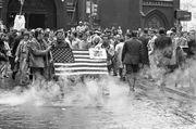 New York City, Mai 1970: Eine Gruppe von Bauarbeitern demonstriert in der Nähe der Wall Street in Manhattan gegen die Anti-Vietnam-Proteste. New York City, Mai 1970: Eine Gruppe von Bauarbeitern demonstriert in der Nähe der Wall Street in Manhattan gegen die Anti-Vietnam-Proteste.