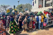 Passagiere der berühmten Fähre „Ilala“ kurz vor der Abfahrt: Sie verbindet Dörfer und Städte entlang des Malawisees, die oft nur schwer über Straßen erreichbar sind. Passagiere der berühmten Fähre „Ilala“ kurz vor der Abfahrt: Sie verbindet Dörfer und Städte entlang des Malawisees, die oft nur schwer über Straßen erreichbar sind.