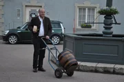 Stadler (Heinrich Stadler) bringt das manipulierte Bierfass in den Brunnerwirt.