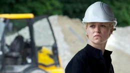 Sophie (Lisa Wagner) ist eine selbstbewusste, zielstrebige junge Bauingenieurin, die es versteht, sich in der M&auml;nnerwelt durchzusetzen.