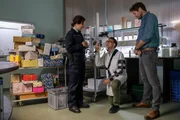 Was ist denn hier los? KTU-Leiter Jan Arnaud (Mike Zaka Sommerfeldt, M.) macht der Streifenpolizistin Bille Beyer (Bärbel Stolz, l.) doch nicht etwa einen Heiratsantrag? Dann käme Kriminalkommissar Jo Stoll (Peter Ketnath, r.) etwas ungelegen. Denn der möchte eigentlich nur wissen, ob es im Mordfall an einer getöteten jungen Frau im Umfeld einer Hochzeitsgesellschaft neue Spuren gibt. Was ist denn hier los? KTU-Leiter Jan Arnaud (Mike Zaka Sommerfeldt, M.) macht der Streifenpolizistin Bille Beyer (Bärbel Stolz, l.) doch nicht etwa einen Heiratsantrag? Dann käme Kriminalkommissar Jo Stoll (Peter Ketnath, r.) etwas ungelegen. Denn der möchte eigentlich nur wissen, ob es im Mordfall an einer getöteten jungen Frau im Umfeld einer Hochzeitsgesellschaft neue Spuren gibt.