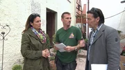 Die Bauretter wollen Alexandra und ihrer Familie helfen. Das Team von John Kosmalla (re.) stellt Küche, Bad, Kinderzimmer, Wohnzimmer und Flur fertig, während Manuela Reibold-Rolinger (li.) dem Bauunternehmer auf den Zahn fühlt. Wird es ihr gelingen, alle Parteien an einen Tisch zu bekommen? Die Bauretter wollen Alexandra und ihrer Familie helfen. Das Team von John Kosmalla (re.) stellt Küche, Bad, Kinderzimmer, Wohnzimmer und Flur fertig, während Manuela Reibold-Rolinger (li.) dem Bauunternehmer auf den Zahn fühlt. Wird es ihr gelingen, alle Parteien an einen Tisch zu bekommen?