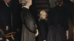 Alma (Hanna Heckt) nimmt mit ihrer Familie an einer Totenfeier teil.
