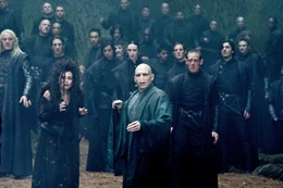 L-R, vorne: Bellatrix Lestrange (Helena Bonham-Carter) und Lord Voldermort (Ralph Fiennes)