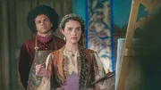 Hilliard (Chelsea Halfpenny, r.) ist die Porträtmalerin der Königin. Ihr Assistent Bruno (Cole Wealleans-Watts, l.) bricht plötzlich zusammen, als er an einer Farbe riecht. Hilliard (Chelsea Halfpenny, r.) ist die Porträtmalerin der Königin. Ihr Assistent Bruno (Cole Wealleans-Watts, l.) bricht plötzlich zusammen, als er an einer Farbe riecht.