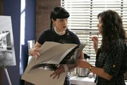 Nachdem auf einem der Bilder des Fotografen Jackson Scott eine Leiche abgebildet ist, sehen sich Abby (Pauley Perrette, l.) und Bryn Landers (Katie Lowes, r.) die restlichen Fotos an, um eventuell an Hinweise zu gelangen .... Nachdem auf einem der Bilder des Fotografen Jackson Scott eine Leiche abgebildet ist, sehen sich Abby (Pauley Perrette, l.) und Bryn Landers (Katie Lowes, r.) die restlichen Fotos an, um eventuell an Hinweise zu gelangen ....