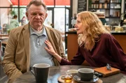 Als Scott über ein homosexuelles Paar am Nachbartisch redet, tappt er mit seinen Ansichten über Männlichkeit bei seiner Noch-Frau Ellen ins Fettnäpfchen. Als Scott über ein homosexuelles Paar am Nachbartisch redet, tappt er mit seinen Ansichten über Männlichkeit bei seiner Noch-Frau Ellen ins Fettnäpfchen.