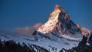 Das Matterhorn, ein 4478 Meter hoher, zwischen Zermatt und Breuil-Cervinia in den Walliser Alpen stehender Berg, wird jährlich von bis zu 3000 Bergsteiger in Angriff genommen und soll auch als Formgeber für eine Schweizer Schokolade gedient haben. Das Matterhorn, ein 4478 Meter hoher, zwischen Zermatt und Breuil-Cervinia in den Walliser Alpen stehender Berg, wird jährlich von bis zu 3000 Bergsteiger in Angriff genommen und soll auch als Formgeber für eine Schweizer Schokolade gedient haben.