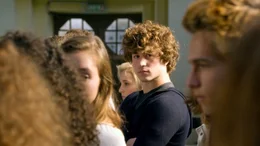 Gabriel (Ilian Bergala) tritt dem Schulchor bei.