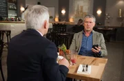 Sebastian (Klaus Zmorek, r.) vertraut Thomas (Gerry Hungbauer, l.) seinen Verdacht an, dass Maurice das Vorstellungsgespr&auml;ch in Texas eingef&auml;delt hat, um ihn f&uuml;r immer aus der N&auml;he von Jana zu verbannen.