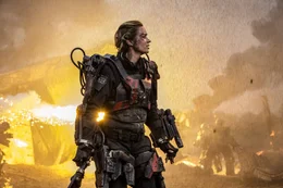 Als "Engel von Verdun" hat Sergeant Rita Vrataski (Emily Blunt) im Einsatz gegen die Mimics, eine hochintelligente Alienrasse, Heldenmut und Geschick bewiesen. Doch um die Aliens endg&uuml;ltig zu besiegen, muss die Soldatin mit dem unerfahrenen Major Bill Cage zusammenarbeiten, der, gefangen in einer Zeitschleife, der Schl&uuml;ssel zum Sieg der Menschen gegen den au&szlig;erirdischen Feind sein k&ouml;nnte ...
