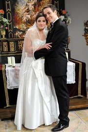 Hochzeit: Kira (Mareike Lindenmeyer, l.) und Xaver (Jan van Weyde, r.) genie&szlig;en frisch verm&auml;hlt ihr Gl&uuml;ck.