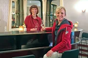 Moderatorin Anna Lena Dörr (rechts) mit Paula Rees vom Zeitreise Museum in Trarbach an der noch originalen 50er-Jahre-Bar im alten Tanzsaal des ehemaligen Hotel Brauneberg. Moderatorin Anna Lena Dörr (rechts) mit Paula Rees vom Zeitreise Museum in Trarbach an der noch originalen 50er-Jahre-Bar im alten Tanzsaal des ehemaligen Hotel Brauneberg.