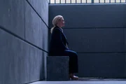 Tilda (Malin Levanon) landet vorübergehend hinter Gittern, weil sie Ibraahin angeblich unter Vorspiegelung falscher Tatsachen zu einer vorläufigen Aufenthaltsgenehmigung verholfen hat. Tilda (Malin Levanon) landet vorübergehend hinter Gittern, weil sie Ibraahin angeblich unter Vorspiegelung falscher Tatsachen zu einer vorläufigen Aufenthaltsgenehmigung verholfen hat.