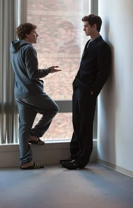 Der sch&uuml;chterne, au&szlig;ergew&ouml;hnlich intelligente Computernerd und Harvard Student Mark Zuckerberg (Jesse Eisenberg, l.) ist alles andere als sozial. Au&szlig;er seinem Kommilitonen Eduardo Saverin (Andrew Garfield, r.) hat er wenig Freunde und keinerlei Erfolg in der Frauenwelt. Eines einsamen Herbstabends setzt er sich an seinen Computer und beginnt sich in die Netzwerke seiner Universit&auml;t zu hacken ...
