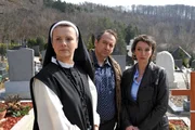 "Schnell ermittelt", "Sr. Margarete Laub." Ein chronisch gut gelaunter Ex-Ehemann und ein Sonderermittler, der ihr auf den Fersen ist, sind zwei gute Gr&uuml;nde f&uuml;r Angelika Schnell, die tote Nonne im Kneippbecken zum Anlass zu nehmen, um sich hinter Klostermauern zur&uuml;ckzuziehen und ausgesprochen diskret zu ermitteln. Inkognito, versteht sich. Im Bild (v.li.): Ulli Maier (Walburga Keil), Wolf Bachofner (Harald Franitschek), Ursula Strauss (Angelika Schnell).