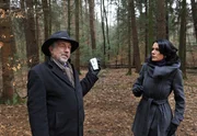 Julius (Michele Oliveri, l.) droht Doris (Simone Ritscher, r.), Werner das Gespräch zwischen ihr und Dr. Drescher vorzuspielen. Julius (Michele Oliveri, l.) droht Doris (Simone Ritscher, r.), Werner das Gespräch zwischen ihr und Dr. Drescher vorzuspielen.