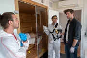 Wer hat den Musikproduzenten Hardy Tomke (Markus Ertelt) ermordet? Rechtsmediziner Dr. Benedikt Förster (Florian Wünsche, l.) und KTU-Leiter Jan Arnaud (Mike Zaka Sommerfeldt, M.) rekapitulieren den Tathergang: Das stark alkoholisierte Opfer wurde mutwillig in die Sauna gesperrt und konnte sich nicht mehr befreien. Jetzt ist es an Kriminalhauptkommissar Jo Stoll (Peter Ketnath, r.) und den Stuttgarter Ermittlern, die Tatperson zu finden. Wer hat den Musikproduzenten Hardy Tomke (Markus Ertelt) ermordet? Rechtsmediziner Dr. Benedikt Förster (Florian Wünsche, l.) und KTU-Leiter Jan Arnaud (Mike Zaka Sommerfeldt, M.) rekapitulieren den Tathergang: Das stark alkoholisierte Opfer wurde mutwillig in die Sauna gesperrt und konnte sich nicht mehr befreien. Jetzt ist es an Kriminalhauptkommissar Jo Stoll (Peter Ketnath, r.) und den Stuttgarter Ermittlern, die Tatperson zu finden.