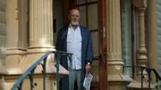 Tildas Vater Teddy (Donald Högberg), selbst ein renommierter Jurist, ist über die beruflichen Eskapaden seiner Tochter nicht gerade erfreut. Tildas Vater Teddy (Donald Högberg), selbst ein renommierter Jurist, ist über die beruflichen Eskapaden seiner Tochter nicht gerade erfreut.