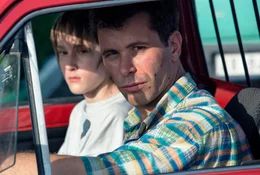 Geremia Guerrini (Justin Korovkin, hinten) und Amelio Guerrini (Gabriel Montesi) im Auto. Weiteres Bildmaterial finden Sie unter www.br-foto.de.