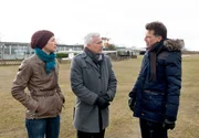 Maurice (Johannes Brandrup, r.) erwartet eine prominente Patientin. Um ihr Belästigungen von Paparazzis zu ersparen, sorgt Merle (Anja Franke, l.) dafür, dass der Heli auf dem Flugplatz landen kann (mit Gerry Hungbauer, M.). Maurice (Johannes Brandrup, r.) erwartet eine prominente Patientin. Um ihr Belästigungen von Paparazzis zu ersparen, sorgt Merle (Anja Franke, l.) dafür, dass der Heli auf dem Flugplatz landen kann (mit Gerry Hungbauer, M.).
