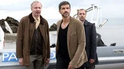 &Uuml;berraschung am Boot der beiden Mordopfer? Kommissar Dupin (Pasquale Aleardi, Mitte), Inspektor Kadeg (Jan Georg Sch&uuml;tte, re.) und B&uuml;rgermeister Antoine Manet (Ludger Pistor, li.) aus