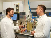 Im Labor von Mazen Rizks (l.) Start-up entsteht aus Pilzmyzel eine proteinreiche Zellmasse. Im Labor von Mazen Rizks (l.) Start-up entsteht aus Pilzmyzel eine proteinreiche Zellmasse.