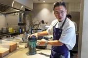 K&uuml;chenchef William Kang pr&auml;sentiert seine gastronomische Interpretation des taiwanesischen Fr&uuml;hst&uuml;cks Guo Shao Yi Mian.