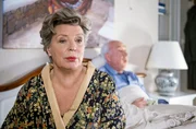 Inge (Peggy Lukac, l.) f&auml;llt es schwerer als gedacht, Udos (Klaus Mikoleit, r.) Verliebtheit in Marlies hinzunehmen.