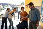 Ex-Kommissarin Nele Becker (Nina Siewert, 2.v.r.) ist schockiert: Das Ermittlerteam hat bei Finn Creutz (Ludwig Senger, 2.v.l.), den Streifenpolizistin Sibylle Beyer (Bärbel Stolz, l.) überführen konnte, Verbindungen zum Mord an einem Kriminologie-Professoren gefunden. Kommissar Jo Stoll (Peter Ketnath, r.) kann nicht ausschließen, dass der junge Mann etwas mit dem Mord zu tun hat. Ex-Kommissarin Nele Becker (Nina Siewert, 2.v.r.) ist schockiert: Das Ermittlerteam hat bei Finn Creutz (Ludwig Senger, 2.v.l.), den Streifenpolizistin Sibylle Beyer (Bärbel Stolz, l.) überführen konnte, Verbindungen zum Mord an einem Kriminologie-Professoren gefunden. Kommissar Jo Stoll (Peter Ketnath, r.) kann nicht ausschließen, dass der junge Mann etwas mit dem Mord zu tun hat.