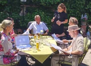 Pascal Kitzmüller (vorne, r.) und Karl Löwenherz (hinten, r.) beim Essen Pascal Kitzmüller (vorne, r.) und Karl Löwenherz (hinten, r.) beim Essen