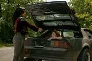 Auf dem Weg zum Treffpunkt entdeckt Quiet (Stephanie Beatriz, l.) eine blinde Passagierin. Mayhem (Saylor Bell Curda, r.) hat sich im Kofferraum versteckt, um ebenfalls am Wettkampf teilnehmen zu können. Erfahrung als Fahrerin oder Kämpferin besitzt sie zwar nicht, dafür aber jede Menge Selbstbewusstsein und eine große Klappe. Auf dem Weg zum Treffpunkt entdeckt Quiet (Stephanie Beatriz, l.) eine blinde Passagierin. Mayhem (Saylor Bell Curda, r.) hat sich im Kofferraum versteckt, um ebenfalls am Wettkampf teilnehmen zu können. Erfahrung als Fahrerin oder Kämpferin besitzt sie zwar nicht, dafür aber jede Menge Selbstbewusstsein und eine große Klappe.