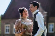 Luise von Kummerveldt (Milena Straube, links) und Veit von Kummerveldt (Marcel Becker-Neu, rechts)