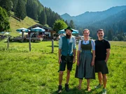 Von links: Simon Ha&szlig;lberger, Claudia Deindl und Marcus Fahn vor Dandlalm.
