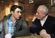 Vor Alfons (Sepp Schauer, r.) gibt sich Goran Kalkbrenner (Sasa Kekez, l.) als ber&uuml;hmter Schauspieler aus.