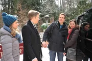 Kira (Mareike Lindenmeyer, r.) und Xaver (Jan van Weyde, 2.v.r.) verabschieden sich von Marlene (Lucy Scherer, l.) und Martin (David Paryla, 2.v.l.). Kira (Mareike Lindenmeyer, r.) und Xaver (Jan van Weyde, 2.v.r.) verabschieden sich von Marlene (Lucy Scherer, l.) und Martin (David Paryla, 2.v.l.).