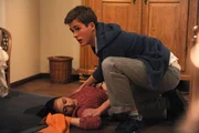 Bei einem Arbeitsunfall verliert Tamar das Bewusstsein. Von links: Tamar (Irina Kurbanova) und Patrick Westenrieder (Lucas Bauer).