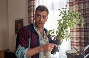 Kein Hobby-Botaniker, dafür gewiefter Ermittler: Nils Sanchez (Enrique Fiß) fällt etwas an der Zimmerpflanze im Seniorenheim auf. Kein Hobby-Botaniker, dafür gewiefter Ermittler: Nils Sanchez (Enrique Fiß) fällt etwas an der Zimmerpflanze im Seniorenheim auf.